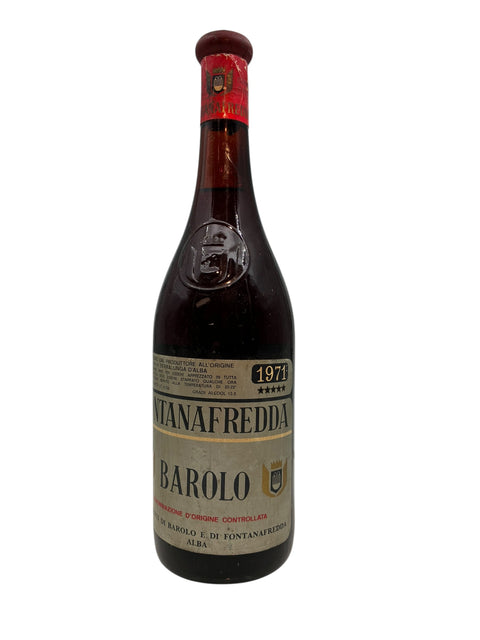 Flasche Barolo Fontanafredda 1971 mit rotem Etikett und Weinetikett in Gold