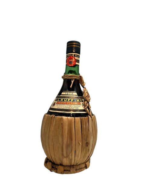 Flaske af Chianti Classico Il Ruffino 1972 med traditionelt bastomslag
