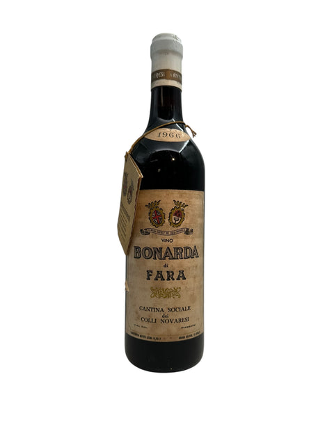 Flaska Bonarda Cantina Sociale dei Colli Novaresi 1966 rött vin