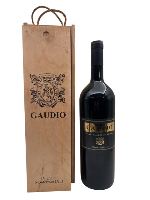 Fles rode wijn van Gaudio naast houten kist met logo
