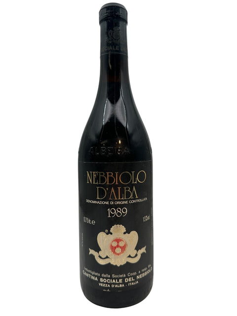 Fles rode wijn Nebbiolo D'Alba 1989