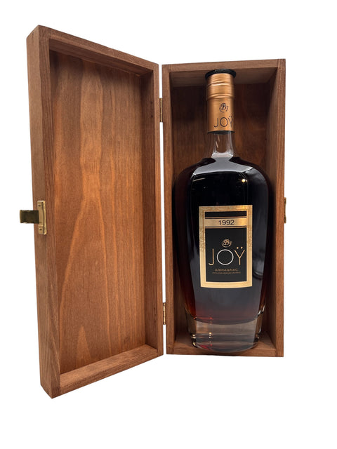 Flaske Joy Armagnac 1992 præsenteret i en trææske